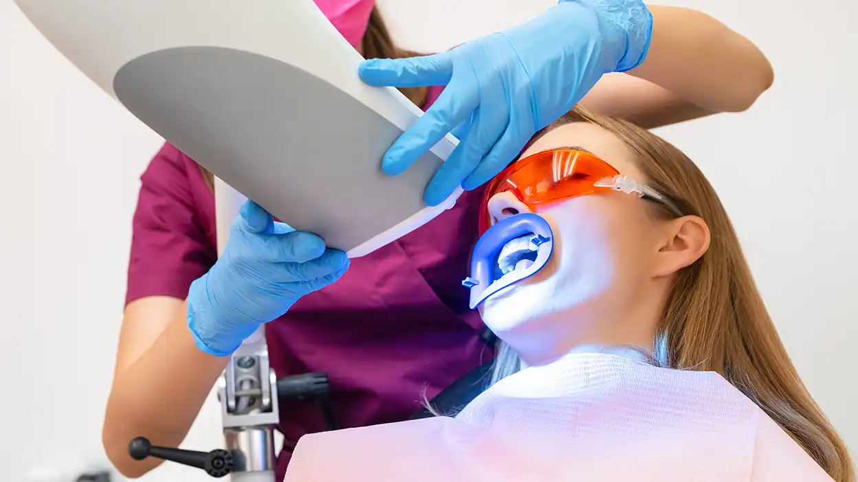 Denizli kliniğimizde uzman kontrolünde uygulanan ışık destekli profesyonel diş beyazlatma prosedürü.