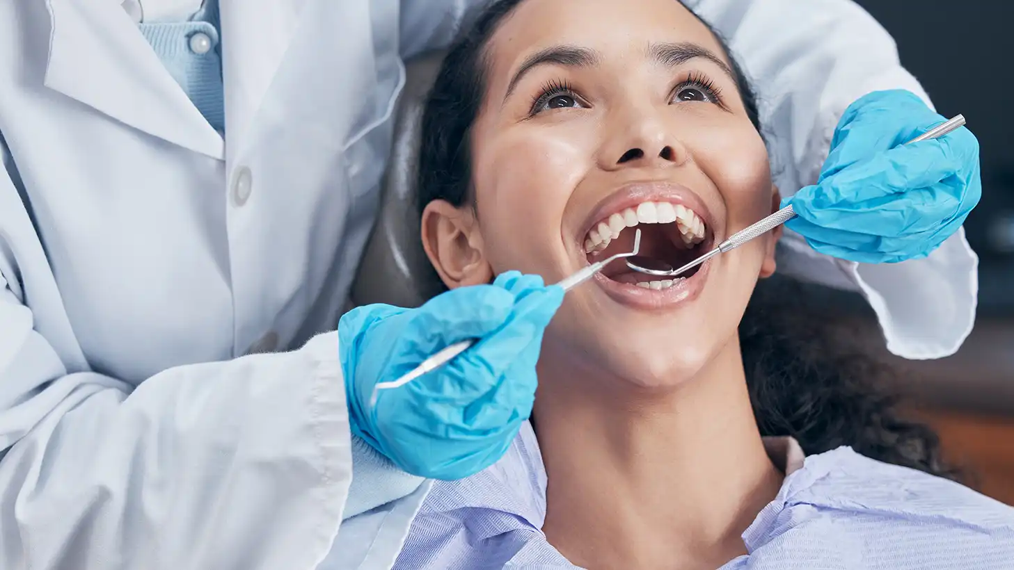 Denizli kliniğimizde periodontal sağlık için uygulanan diş eti tedavileri ve kök yüzeyi düzleştirme aşamaları.