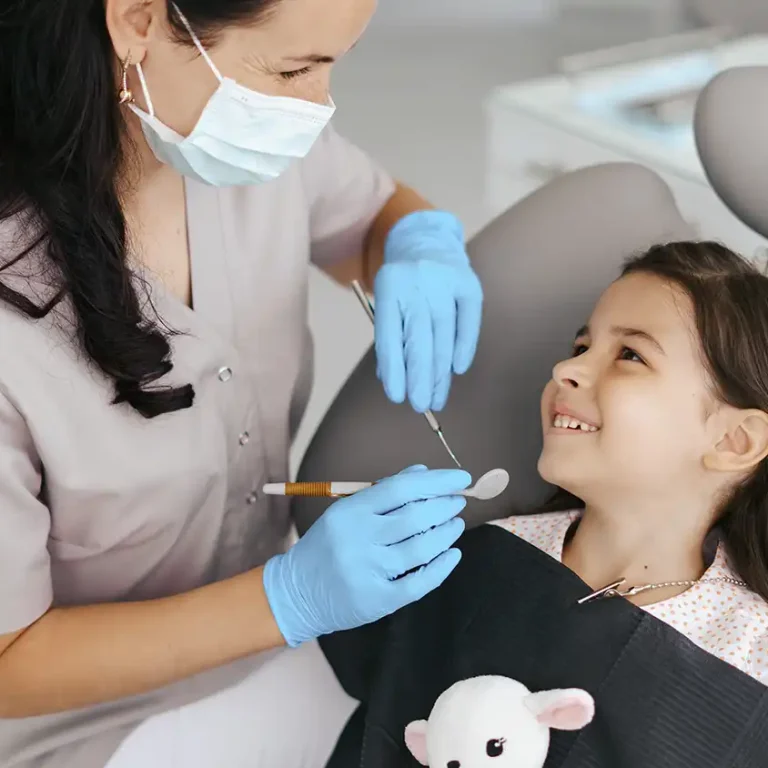 Denizli kliniğimizde çocuk diş hekimi tarafından gerçekleştirilen pedodonti muayenesi.